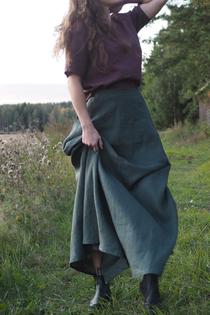 Kotimaisia naisten vaatteita. Jasmike paita ja Daalia hame pellavaa, värit luumu ja metsänvihreä