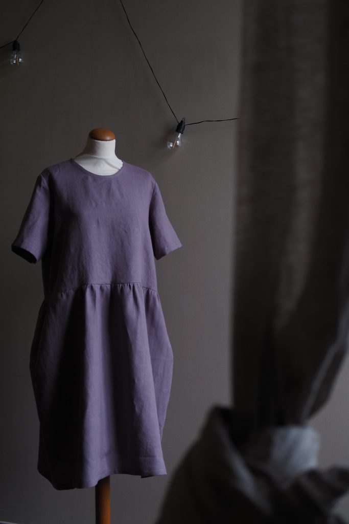 Suomessa valmistettu Raunikki mekko pellavaa, sävy laventeli