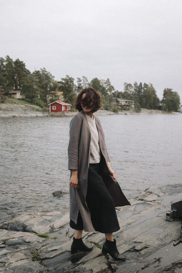 Kauniit kotimaiset hameet, puserot ja takit valmistetaan Suomessa laadukkaista ja vastuullisista luonnonmateriaaleista, pellavasta ja villasta