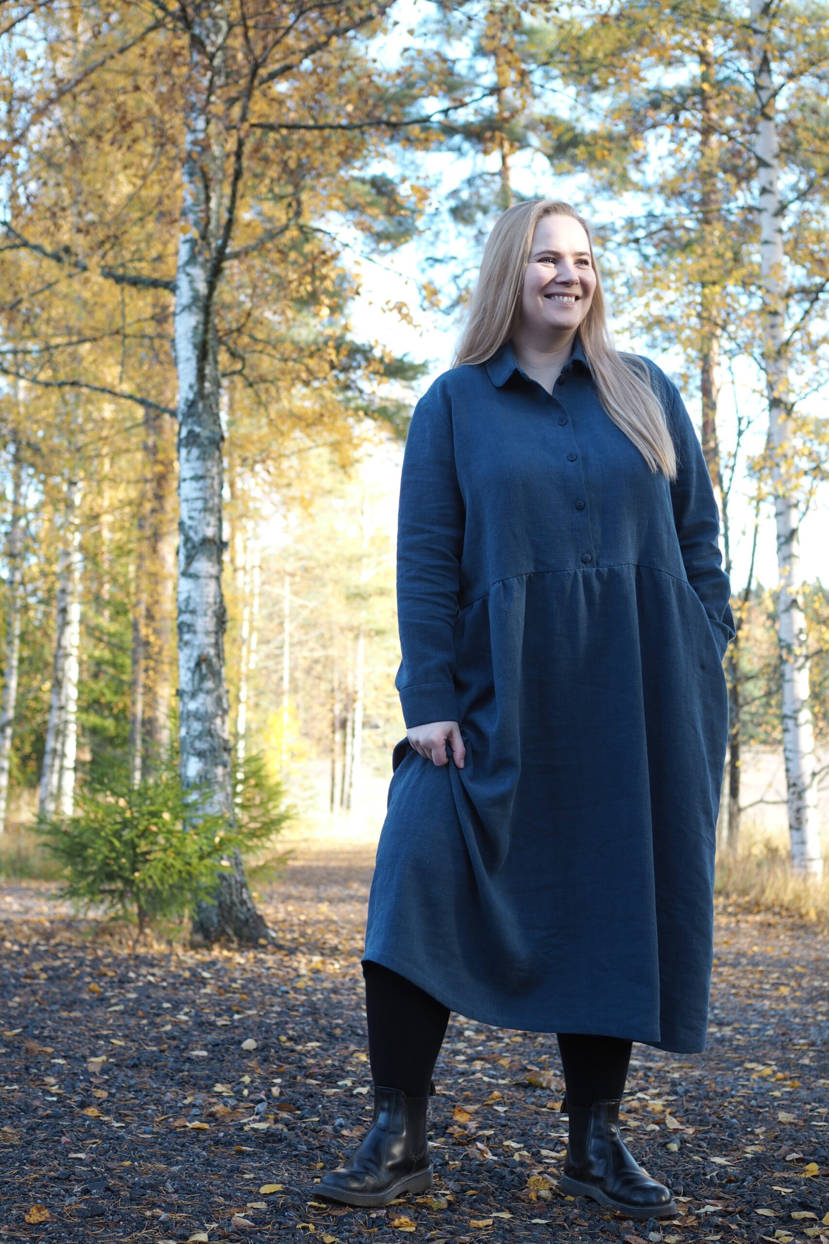 Vastuullisuusvaikuttaja Outi Pyy teetti itselleen villa-pellavakankaisen Tähtimö mekon