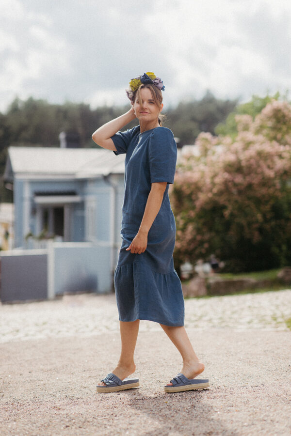 Suomessa valmistettu vastuullinen ja eettinen Kellukka mekko pellavaa, sävy sininen sade