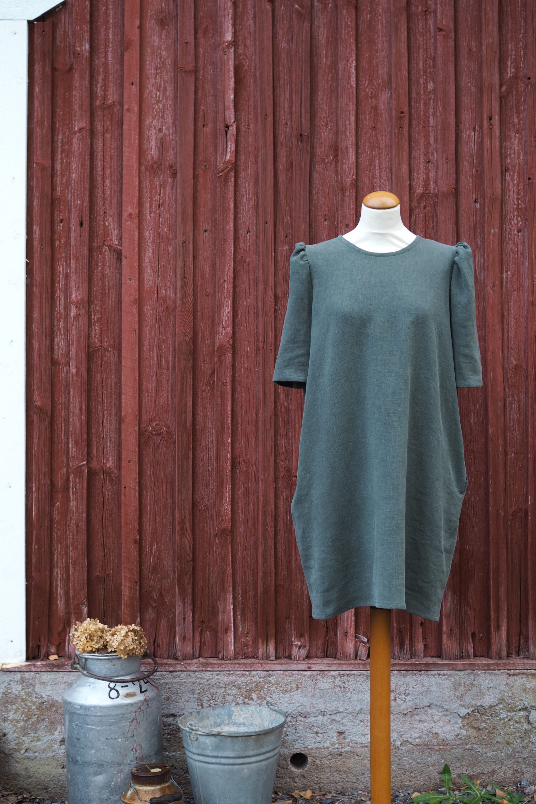 Vastuulliset ja eettiset kotimaiset vaatteet, Leinikki mekko vihreää villa-pellavasekoitetta