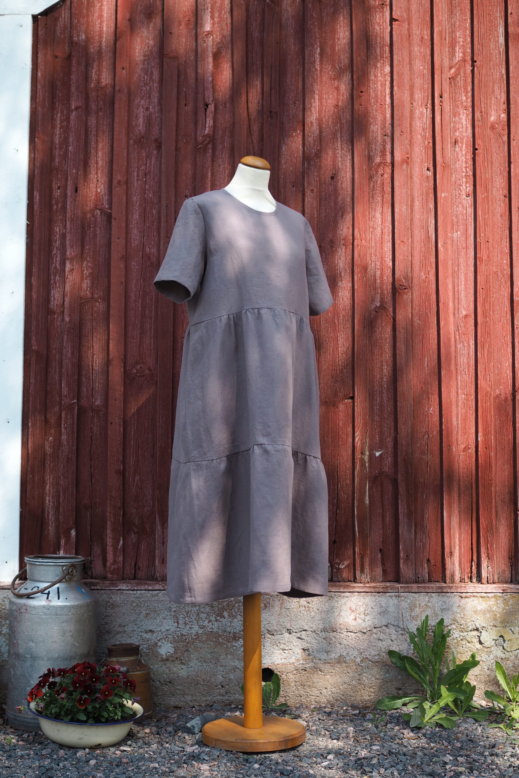 Kaunis, hillityn runsas Angervo mekko tummansinistä pellavaa. Valmistetaan Suomessa laadukkaasta ja vastuullisesta eurooppalaisesta Masters of Linen -sertifioidusta pellavasta