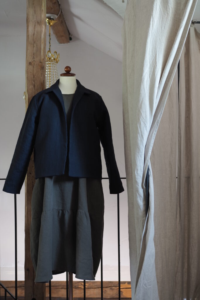 Klassisen kaunis, ajaton ja minimalistinen Illakko pellavajakku / -takki valmistetaan kotimaisena käsityönä mittojen mukaan vastuullisista eurooppalaista luonnonmateriaaleista