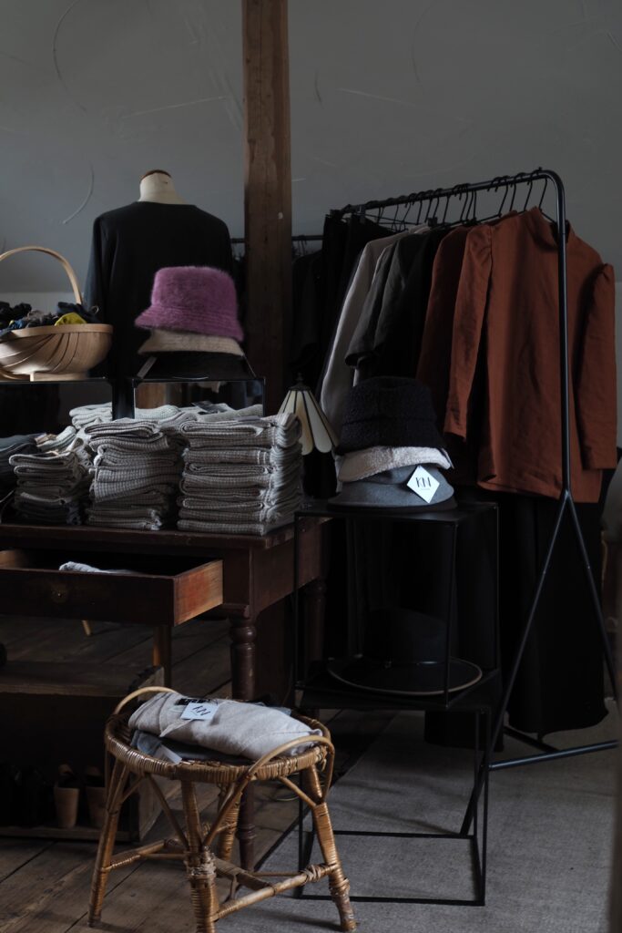 Jalo Living lifestylemyymälästä Hyvinkäältä löydät upean valikoiman kotimaisia vaatteita, asusteita, kodintekstiilejä, luonnonkosmetiikkaa, sekä KN Collection hattuja!