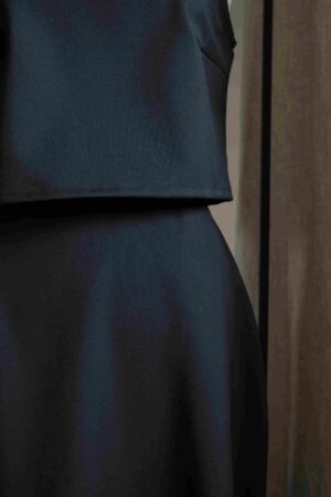 Upeat kotimaiset, Suomessa valmistetut naisten vaatteet, Lilja crop toppi ja Daalia hame laadukasta 100% italialaista villaa