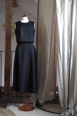 Upeat kotimaiset, Suomessa valmistetut naisten vaatteet, Lilja crop toppi ja Daalia hame laadukasta 100% italialaista villaa