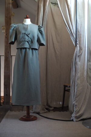 Upea kotimainen pellavatoppi solmittavilla nauhoilla ja puhvihihoilla, vastuullista Masters of linen pellavaa