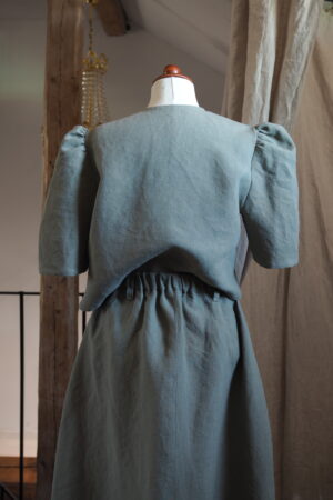 Upea kotimainen pellavatoppi solmittavilla nauhoilla ja puhvihihoilla, vastuullista Masters of linen pellavaa