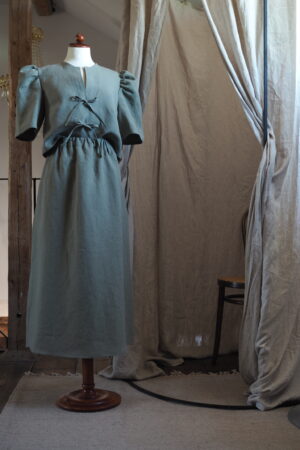 Upea kotimainen pellavatoppi solmittavilla nauhoilla ja puhvihihoilla, vastuullista Masters of linen pellavaa